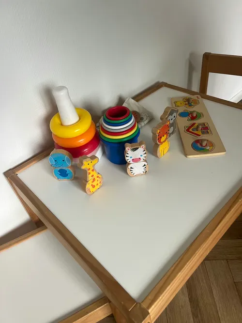 Jouets en bois dans le cabinet